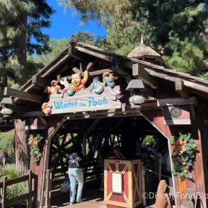 the-many-adventures-of-winnie-the-pooh-decorations-disneyland-2023-700x525.webp