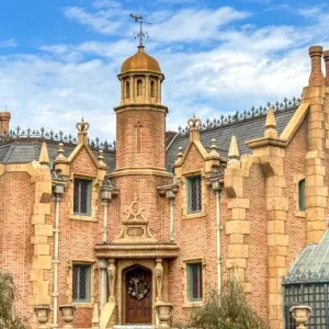 2024-WDW-magic-kingdom-haunted-mansion-atmo-700x394.webp