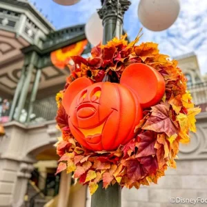 2024-wdw-mk-halloween-decor-mickey-pumpkin-wreaths-700x525.webp